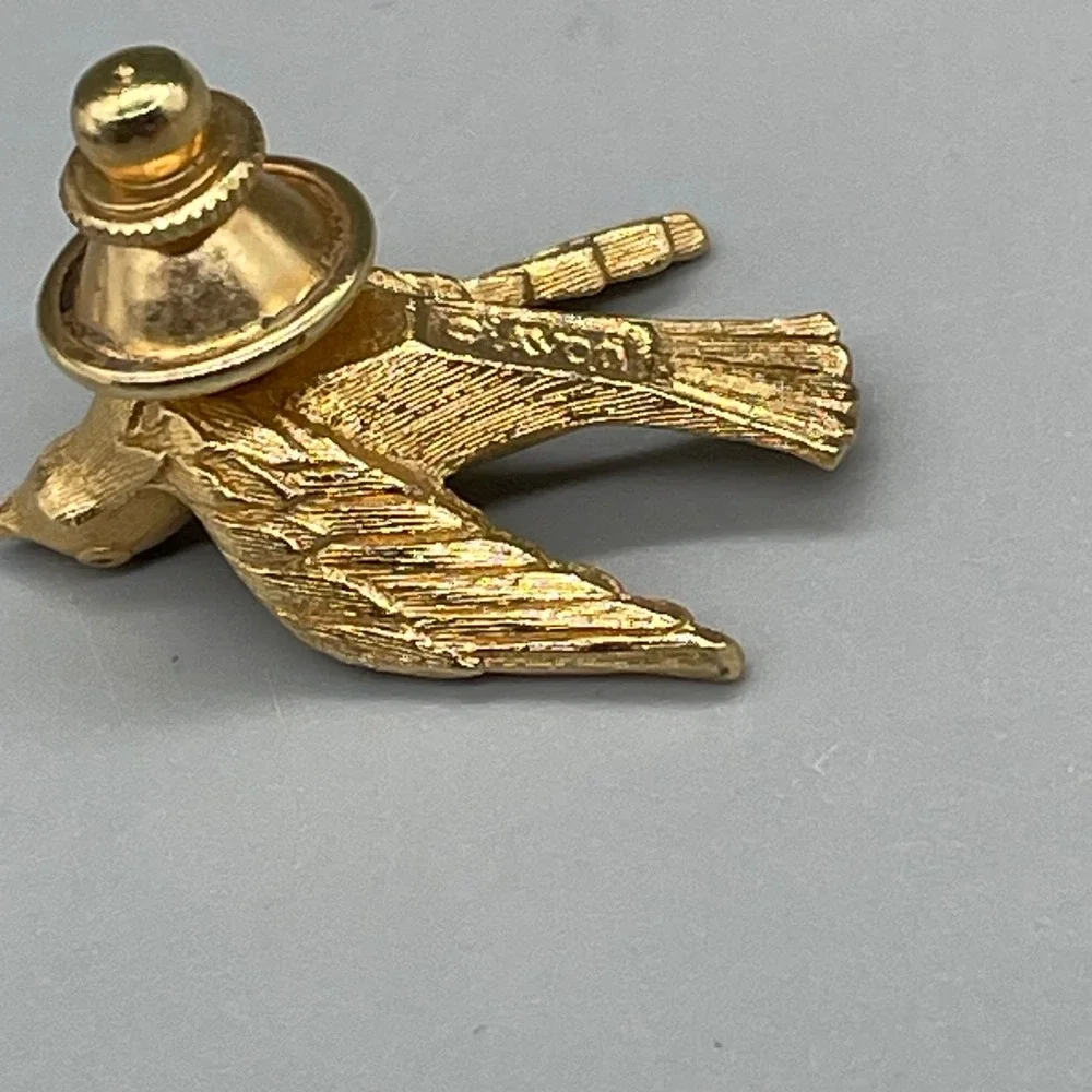 Vintage Avon Gold Tone Bird Pin Sparrow Swallow Lapel Tie Tack Textured Jewelry